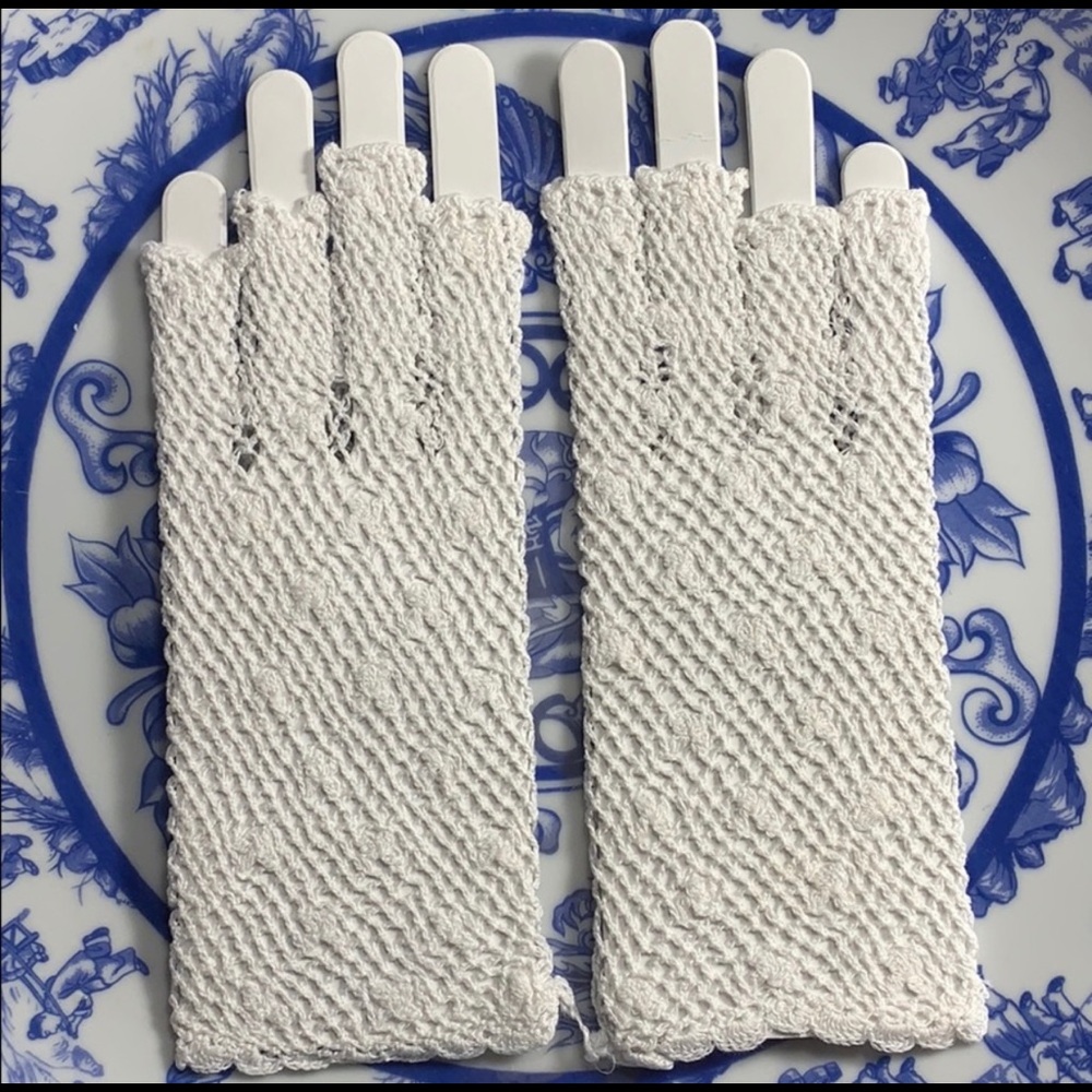 Fingerless crochet gloves